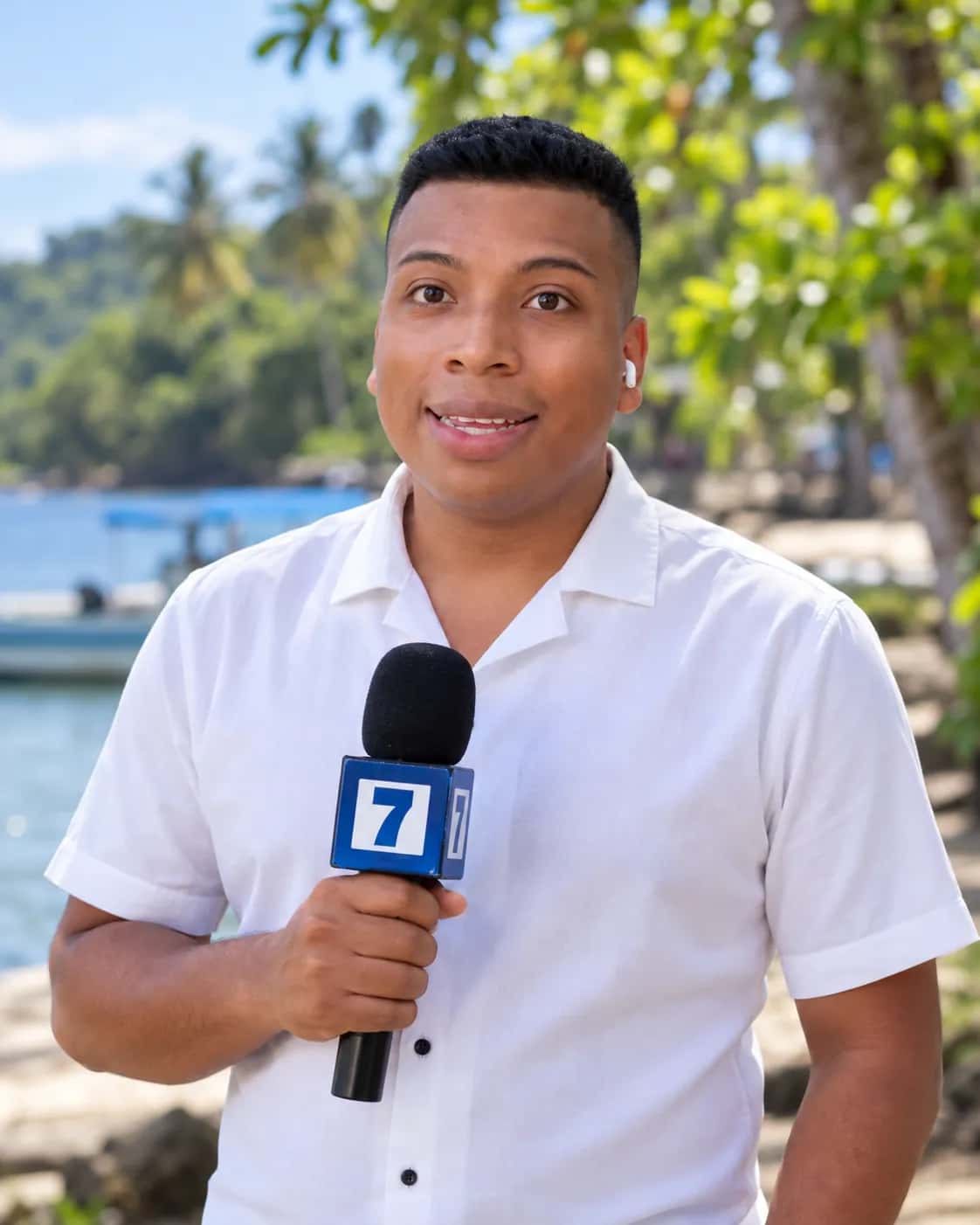 Retrato de Johan Domínguez con micrófono en la costa del Caribe