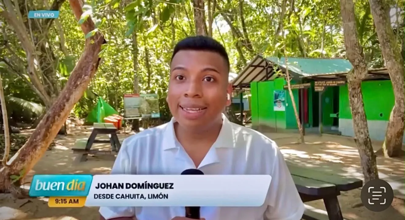 Johan Domínguez durante una transmisión televisiva de Buen Día desde Cahuita