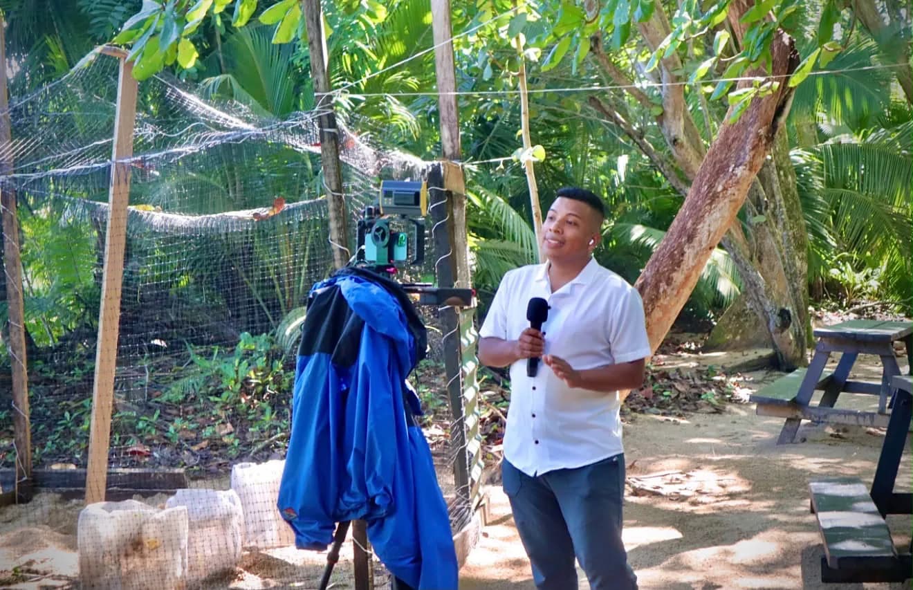 Johan Domínguez grabando una cobertura en una zona tropical de Talamanca