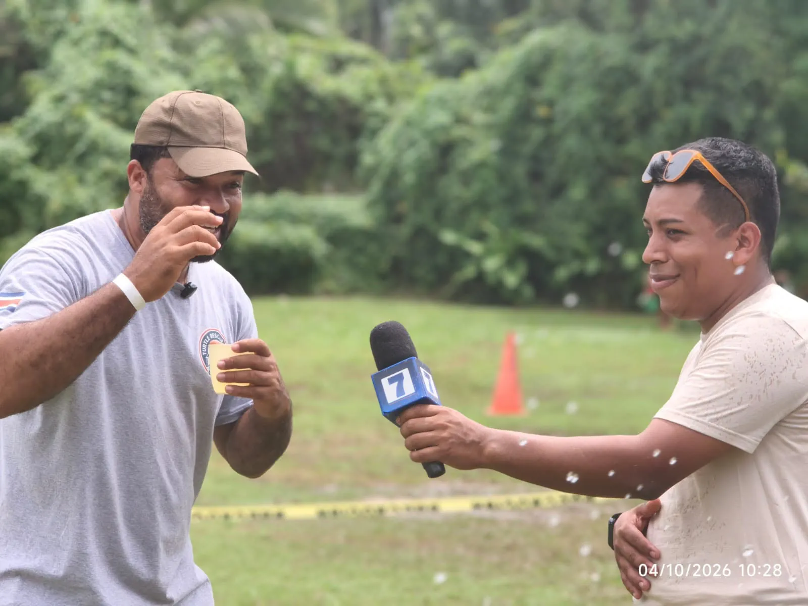 Johan Domínguez entrevistando a una persona con un micrófono de Canal 7