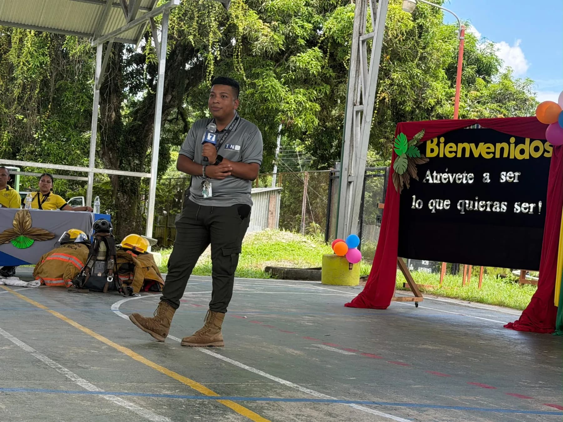 Johan Domínguez con micrófono en una actividad comunitaria